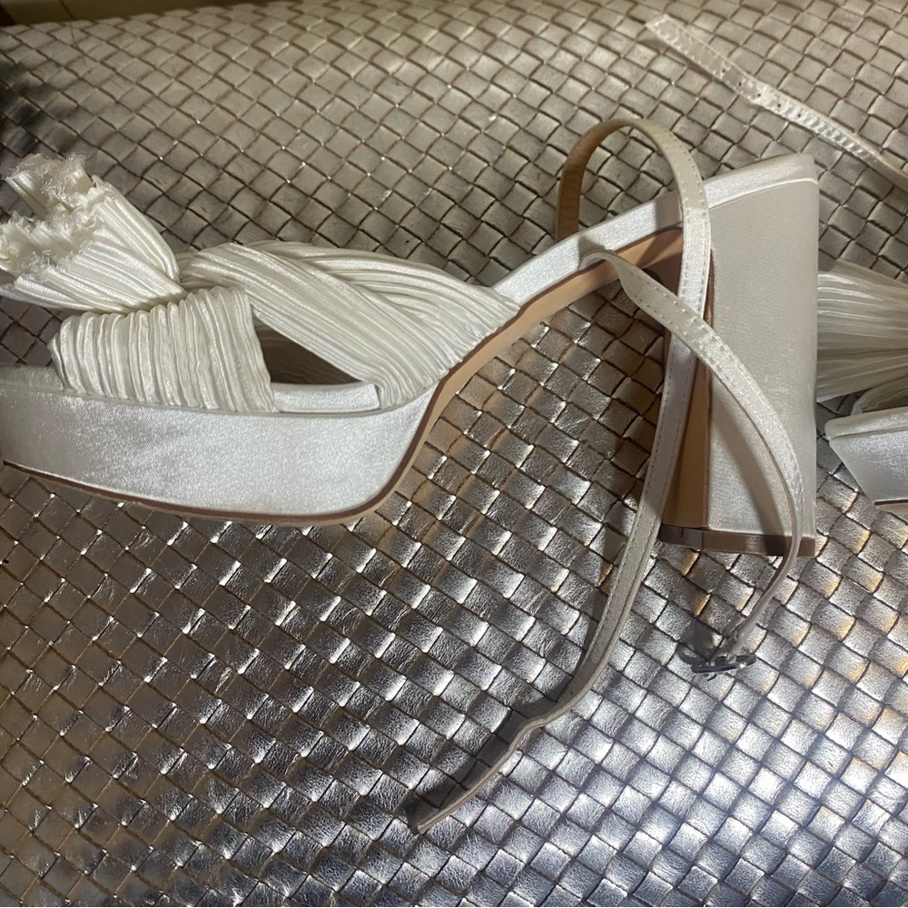 Ivory Pleated Bow Platform Bridal - Picture 6 of 8